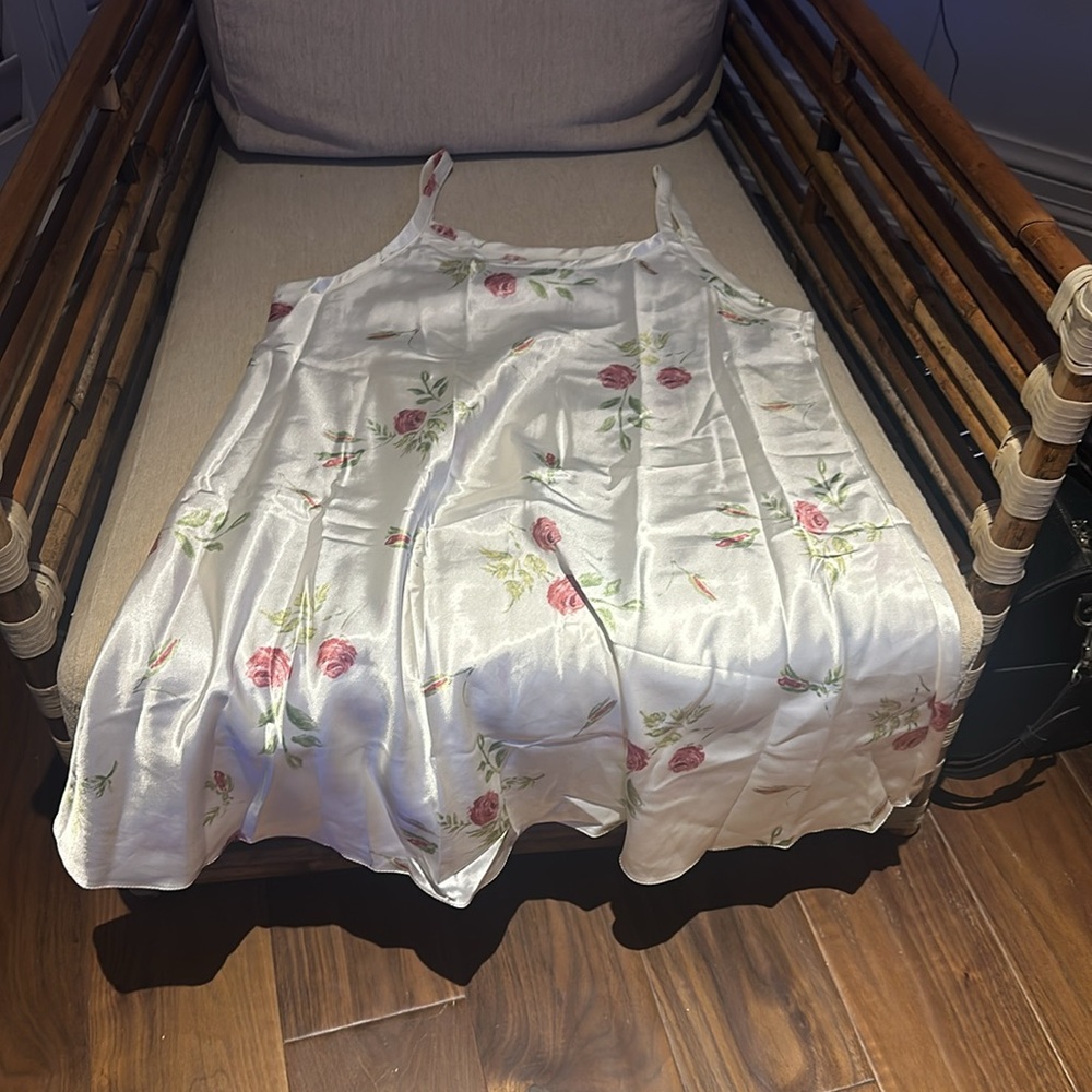 Silky smooth floral pyjama nightgown. - Picture 4 of 4